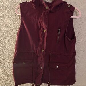 100% Cotton Women’s Burgundy Sleeveless Hooded Vest with Pockets Size M